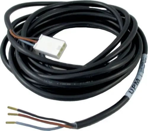 Schwarzes Kabel mit Steckverbinder, ummantelt, mit mehreren Anschlussdrähten. Produkt von Wolf zur Steuerung einer Pumpe.
